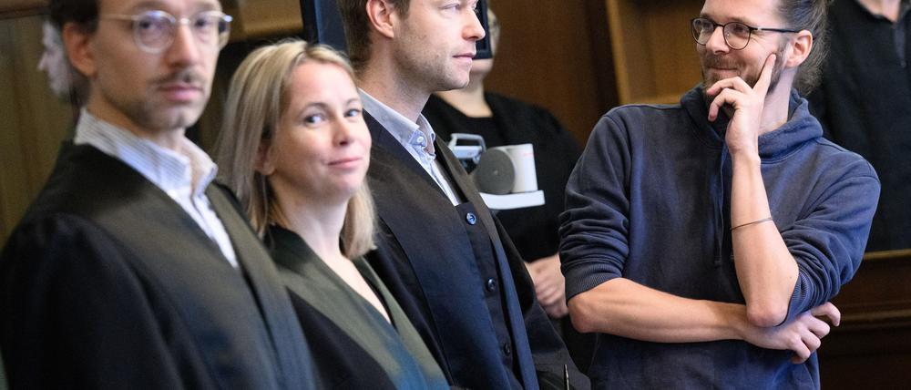 Der Chefredakteur des Internetportals „FragDenStaat“, Arne Semsrott (r.), steht vor Gericht. (Archivbild)