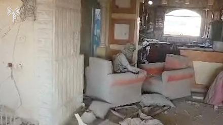 Dieses Standbild eines Videos der israelischen Armee soll Jahja Sinwar zeigen.