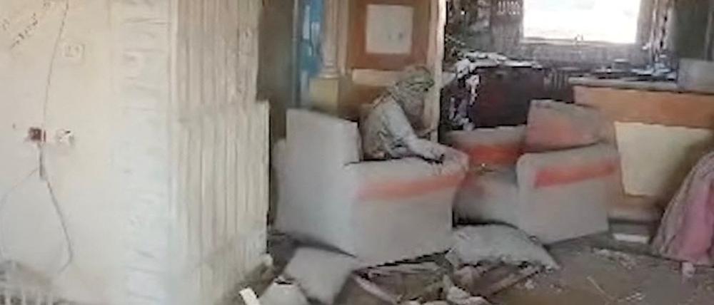 Dieses Standbild eines Videos der israelischen Armee soll Jahja Sinwar zeigen.