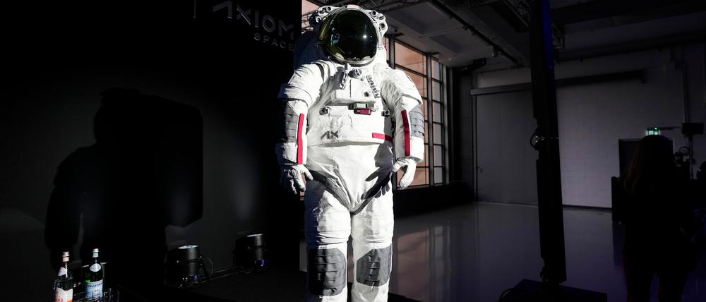 Mit den Raumanzügen sollen Astronauten übernächstes Jahr wieder zum Mond fliegen.