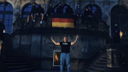 Kavalier im Video „Werde einer von uns“ vor dem Zwinger in Dresden. 