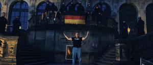 Kavalier im Video „Werde einer von uns“ vor dem Zwinger in Dresden. 