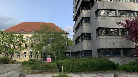 Das marode Rathaus Zehlendorf: Die Bauteile A (Altbau aus 1920er Jahren) und E (1970er). Seit Jahren ist die Sanierung und Erweiterung geplant.