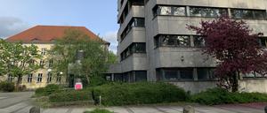 Das marode Rathaus Zehlendorf: Die Bauteile A (Altbau aus 1920er Jahren) und E (1970er). Seit Jahren ist die Sanierung und Erweiterung geplant.