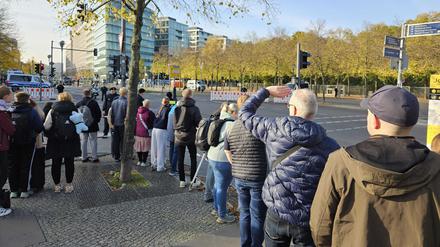 Warten an der Ebertstraße. Der Besuch des US-Präsidenten zog viele Interessierte an.