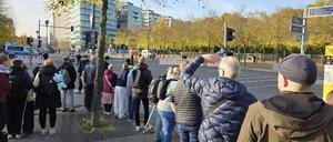 Warten an der Ebertstraße. Der Besuch des US-Präsidenten zog viele Interessierte an.