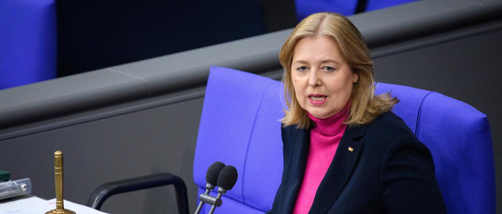 Bundestagspräsidentin Bärbel Bas eröffnet eine Plenarsitzung im Deutschen Bundestag. Die SPD-Politikerin kritisiert nun ihre Stellvertreterin Aydan Özoğuz.