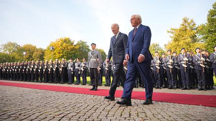 US-Präsident Joe Biden (l) wird von Bundespräsident Frank-Walter Steinmeier mit Militärische Ehren beim Schloss Bellevue empfangen. Es ist der erste bilaterale Besuch Bidens in Deutschland in seiner knapp vierjährigen Amtszeit.