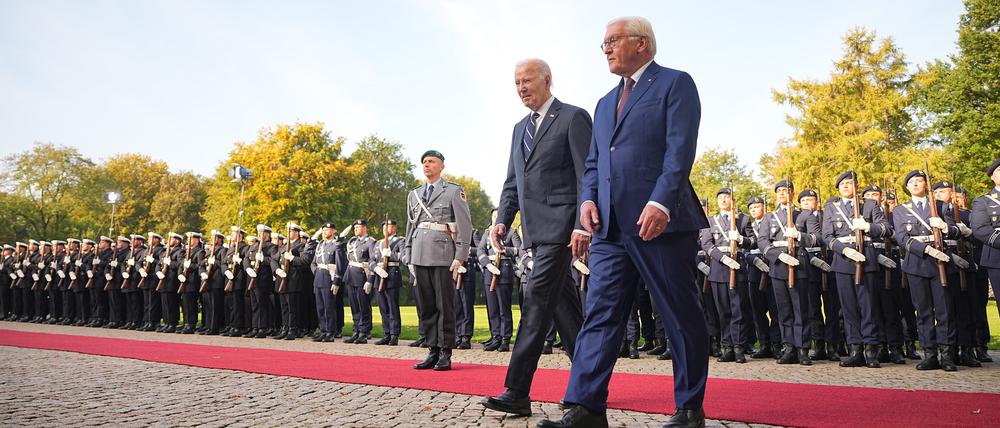 US-Präsident Joe Biden (l) wird von Bundespräsident Frank-Walter Steinmeier mit Militärische Ehren beim Schloss Bellevue empfangen. Es ist der erste bilaterale Besuch Bidens in Deutschland in seiner knapp vierjährigen Amtszeit.
