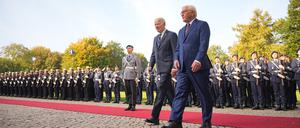 US-Präsident Joe Biden (l) wird von Bundespräsident Frank-Walter Steinmeier mit Militärische Ehren beim Schloss Bellevue empfangen. Es ist der erste bilaterale Besuch Bidens in Deutschland in seiner knapp vierjährigen Amtszeit.