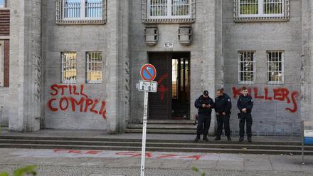 Es geht um Strafanzeigen wegen des Verdachts des Landfriedensbruchs, des tätlichen Angriffs auf Vollstreckungsbeamte, des Verwendens von Kennzeichen verfassungswidriger Organisationen, um Hausfriedensbruch und Sachbeschädigung. 