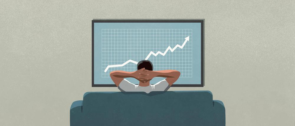 Man on sofa watching rising stock market data on TV PUBLICATIONxINxGERxSUIxAUTxONLY Copyright: MaltexMueller fStopImages1902054