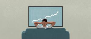 Man on sofa watching rising stock market data on TV PUBLICATIONxINxGERxSUIxAUTxONLY Copyright: MaltexMueller fStopImages1902054