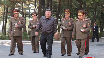 Die von der staatlichen nordkoreanischen Nachrichtenagentur KCNA am 18.10.2024 zur Verfügung gestellte Aufnahme zeigt nach Angaben von KCNA Kim Jong Un, Machthaber in Nordkorea, bei einer Inspektion im Hauptquartier des 2. Korps der nordkoreanischen Volksarmee an einem nicht genannten Ort. 