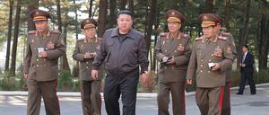 Die von der staatlichen nordkoreanischen Nachrichtenagentur KCNA am 18.10.2024 zur Verfügung gestellte Aufnahme zeigt nach Angaben von KCNA Kim Jong Un, Machthaber in Nordkorea, bei einer Inspektion im Hauptquartier des 2. Korps der nordkoreanischen Volksarmee an einem nicht genannten Ort. 