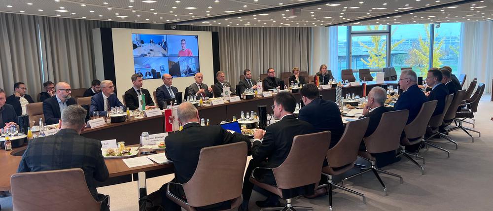 Vertreter aus der Politik und den Verbänden diskutierten über die Sicherheit in den Stadien.