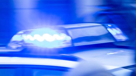 Ein Streifenwagen der Polizei ist mit Blaulicht im Einsatz. (Symbolbild)