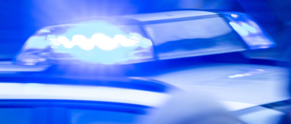 Ein Streifenwagen der Polizei ist mit Blaulicht im Einsatz. (Symbolbild)
