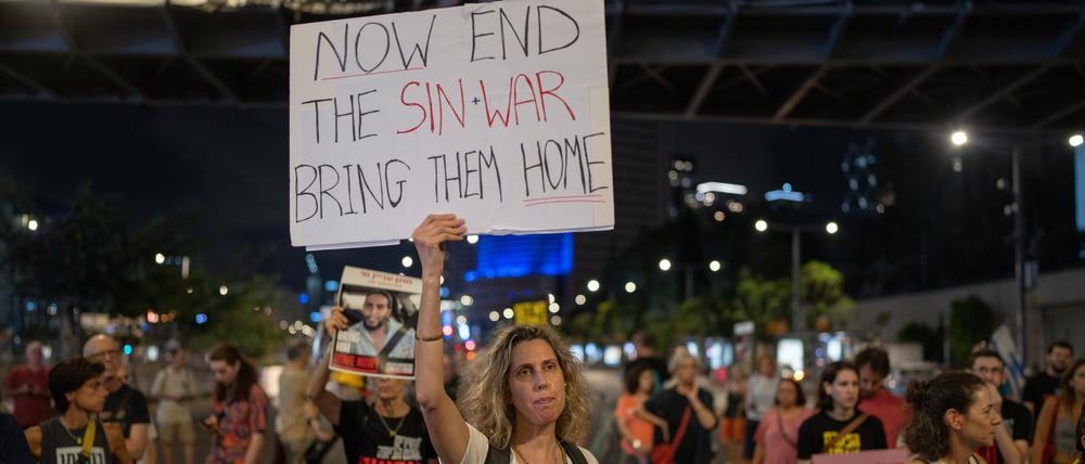 Angehörige und deren Unterstützer fordern jetzt ein Ende des Gaza-Kriegs, damit die Geiseln nach Hause zurückkehren können.