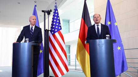 German Chancellor Olaf Scholz gives a statement next to U.S. President Joe Biden at the Chancellery in Berlin, Germany, October 18, 2024. REUTERS/Nadja Wohlleben