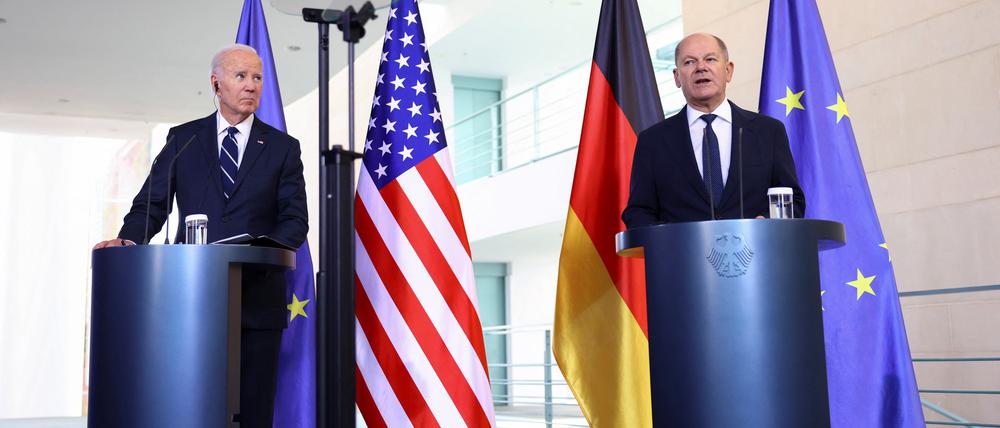 German Chancellor Olaf Scholz gives a statement next to U.S. President Joe Biden at the Chancellery in Berlin, Germany, October 18, 2024. REUTERS/Nadja Wohlleben