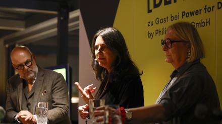 Engagiertes Gespräch. Philip-Morris-Geschäftsführer Torsten Albig, Aktivistin Düzen Tekkal und Sylvia Pfefferkorn vom Verein „Wirtschaft für ein weltoffenes Sachsen“ beim „Power For Democracy Award Ceremony“ im China Club (v.l.n.r).