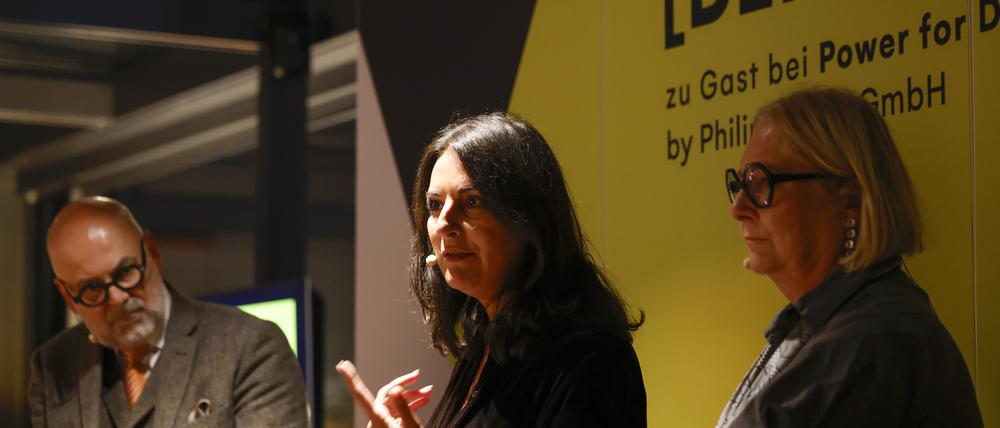 Engagiertes Gespräch. Philip-Morris-Geschäftsführer Torsten Albig, Aktivistin Düzen Tekkal und Sylvia Pfefferkorn vom Verein „Wirtschaft für ein weltoffenes Sachsen“ beim „Power For Democracy Award Ceremony“ im China Club (v.l.n.r).