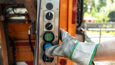 Die Berliner Stadtreinigung (BSR) beschäftigt mehr als 6.000 Mitarbeiter und gehört damit zu den größten Arbeitgebern der Hauptstadt. Neben Müllwerkern und Straßenreinigern arbeiten auch zum Beispiel Kfz-Mechatroniker, Kaufleute und Ingenieure im landeseigenen Unternehmen.
