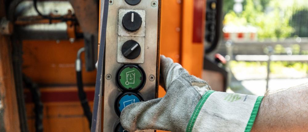 Die Berliner Stadtreinigung (BSR) beschäftigt mehr als 6.000 Mitarbeiter und gehört damit zu den größten Arbeitgebern der Hauptstadt. Neben Müllwerkern und Straßenreinigern arbeiten auch zum Beispiel Kfz-Mechatroniker, Kaufleute und Ingenieure im landeseigenen Unternehmen.