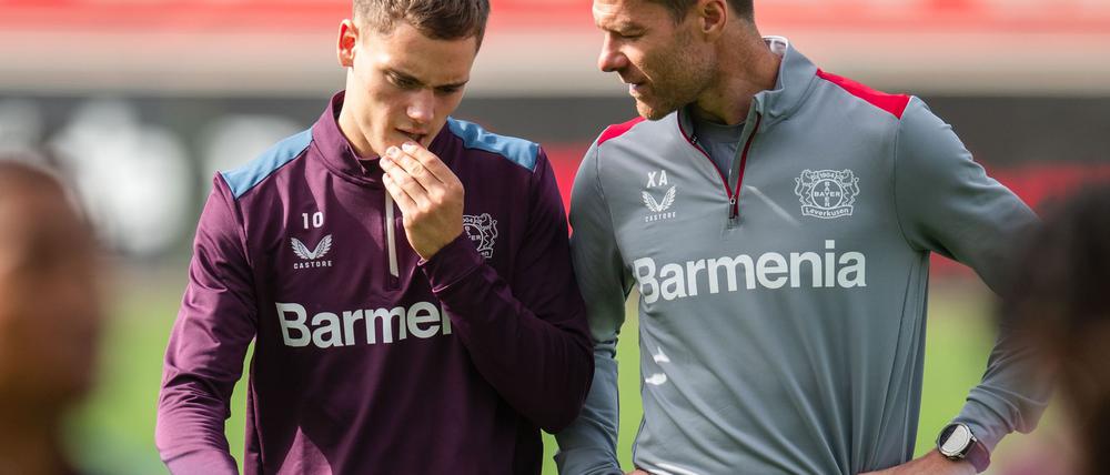 Florian Wirtz (l) steht im Kader von Bayer Leverkusen.