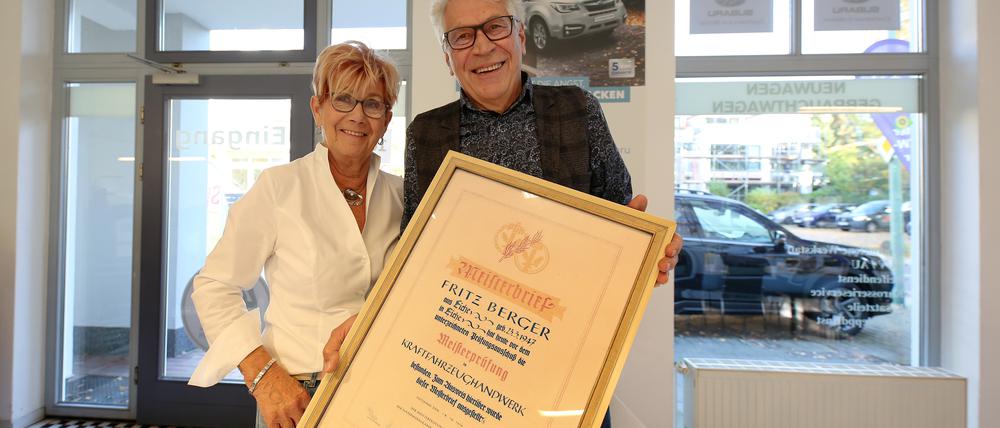 Kraftfahrzeugtechnikermeister Fritz Berger (mit Ehefrau Angelika) aus Potsdam feiert sein 50. Meisterjubiläum.