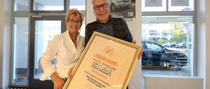 Kraftfahrzeugtechnikermeister Fritz Berger (mit Ehefrau Angelika) aus Potsdam feiert sein 50. Meisterjubiläum.
