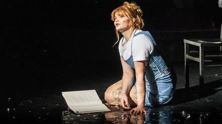 Sophie Passmann in ihrem Stück "Pick Me Girls" im Berliner Ensemble