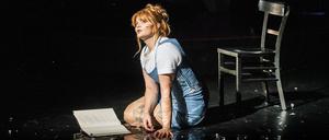 Sophie Passmann in ihrem Stück "Pick Me Girls" im Berliner Ensemble