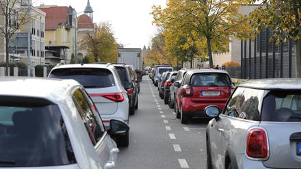 Viel Verkehr: Die Kurfürstenstraße zwischen Hans-Thoma- und Hebbelstraße in Potsdam