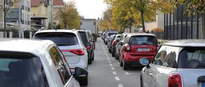 Viel Verkehr: Die Kurfürstenstraße zwischen Hans-Thoma- und Hebbelstraße in Potsdam
