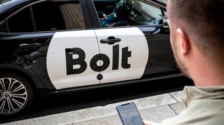 Bolt besitzt selbst keine Fahrzeuge, sondern vermittelt auf der Plattform Fahrten an Mietwagenbetriebe. Hier ein Bild eines solchen Wagens mit Werbung von Bolt.