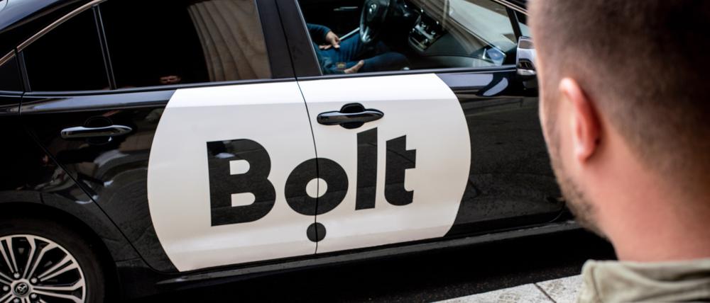 Bolt besitzt selbst keine Fahrzeuge, sondern vermittelt auf der Plattform Fahrten an Mietwagenbetriebe. Hier ein Bild eines solchen Wagens mit Werbung von Bolt.