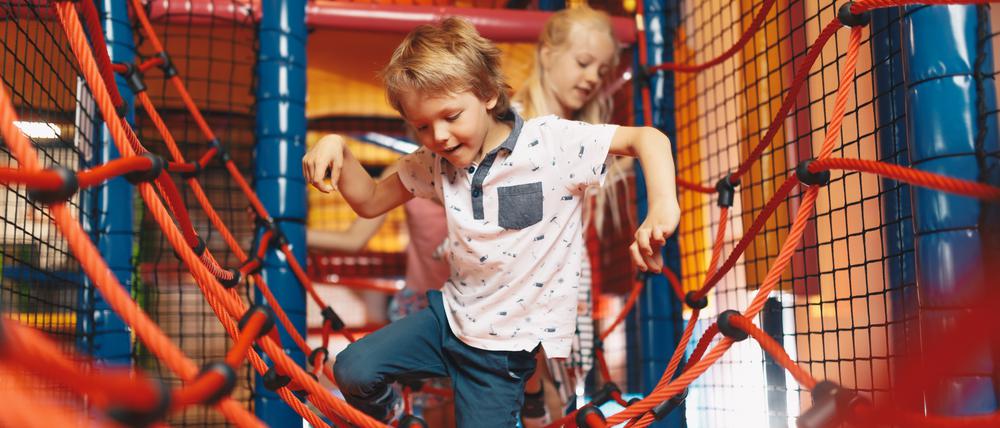 Wenn auch die letzte Kastanie gesammelt ist, ist es Zeit für den Winterspielplatz: Hier können Kinder im Warmen klettern oder toben.