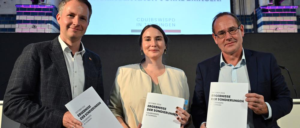 Andreas Bühl (l-r, CDU), Katharina Schenk (SPD) und Tilo Kummer (BSW) präsentieren eine Druckschrift mit den Ergebnissen der Sondierungsgespräche zwischen CDU, BSW und SPD in der Erfurter Zentralheize. Die drei Parteien haben in Sondierungsgesprächen über die Bildung einer tragfähigen Regierungskonstellation für Thüringen gesprochen und Schnittmengen sowie Lösungen für die wesentlichen Themen der Menschen im Land erörtert. 
