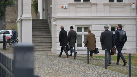 Die BSW-Verhandler um Chef Robert Crumbach auf dem Weg in die Potsdamer SPD-Zentrale 