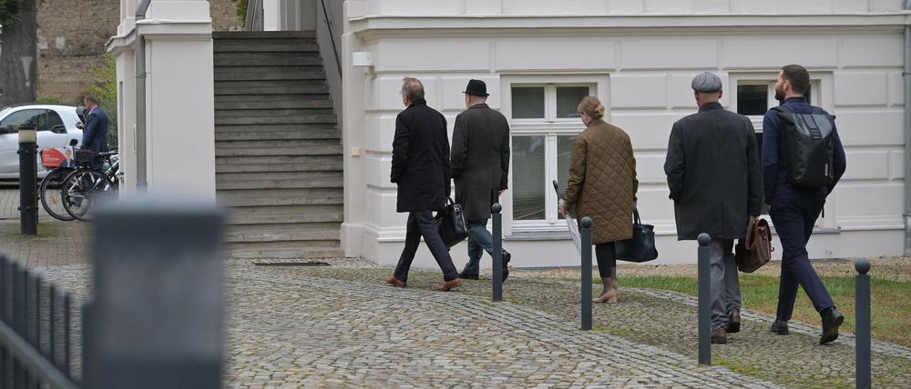Die BSW-Verhandler um Chef Robert Crumbach auf dem Weg in die Potsdamer SPD-Zentrale 