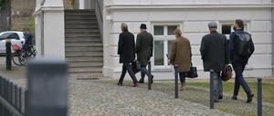 Die BSW-Verhandler um Chef Robert Crumbach auf dem Weg in die Potsdamer SPD-Zentrale 