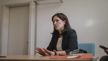 Katharina Günther-Wünsch leitet seit 2023 das Berliner Bildungsressort. Sie ist Mathematik- und Chemielehrerin und gehörte zur Schulleitung einer Neuköllner Sekundarschule, bevor sie 2021 ins Abgeordnetenhaus gewählt wurde.