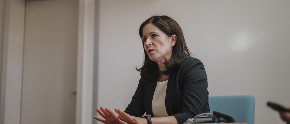 Katharina Günther-Wünsch leitet seit 2023 das Berliner Bildungsressort. Sie ist Mathematik- und Chemielehrerin und gehörte zur Schulleitung einer Neuköllner Sekundarschule, bevor sie 2021 ins Abgeordnetenhaus gewählt wurde.