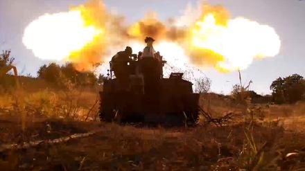 Russische Soldaten im russisch-ukrainischen Grenzgebiet Kursk feuern auf ukrainische Stellungen. 