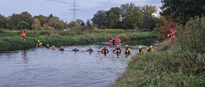 Hilfskräfte suchen ein Gewässer ab. Kurz danach wurde ein Leichnam in der Ilmenau entdeckt. Bei der Suche im niedersächsischen Kreis Lüneburg entdeckt die Polizei am Mittwochabend die Leiche eines jungen Mannes.