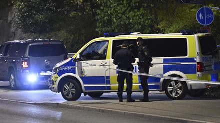 Polizisten stehen vor der israelischen Botschaft, nach einem mutmaßlichen Schusswechsel in der Nähe der Botschaft. 