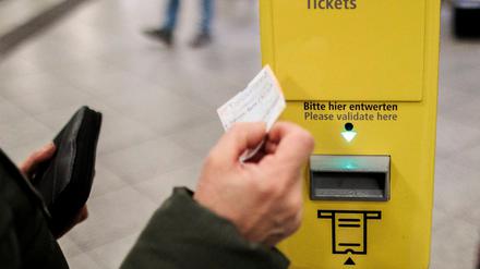 Derzeit kostet ein Einzelticket für den Berliner Tarifbereich AB 3,50 Euro. Ab Januar dürfte es wieder mehr werden. (Archivbild)