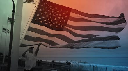 Die US-Flagge weht im Hurrikan Florence.